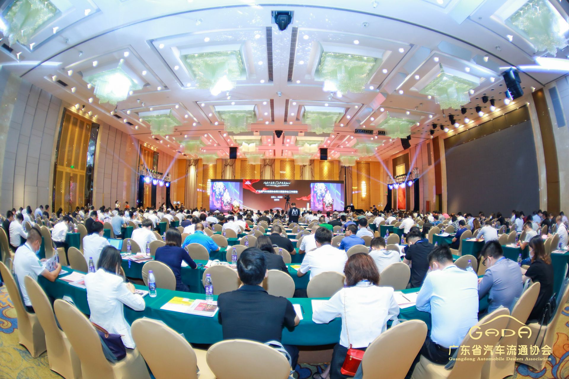 喜报丨呼和浩特罗斌教育资源开发有限公司“包揽”省汽车流通行业颁奖礼53项大奖(图1)