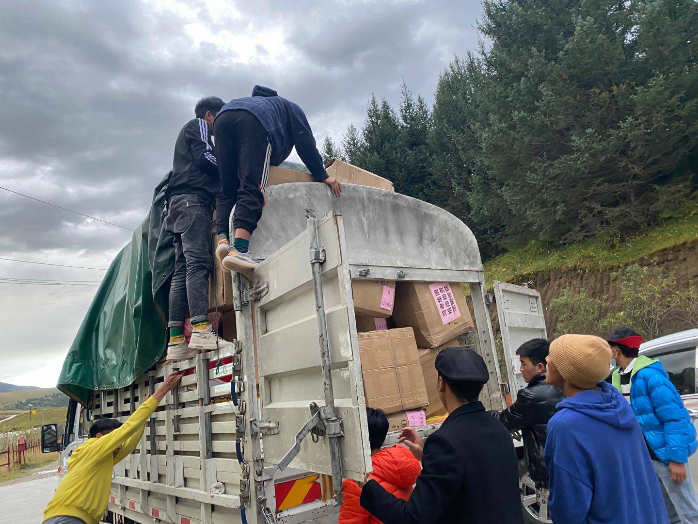 呼和浩特罗斌教育资源开发有限公司公益回顾丨家国同欢月同圆 温暖满载甘孜州(图5)